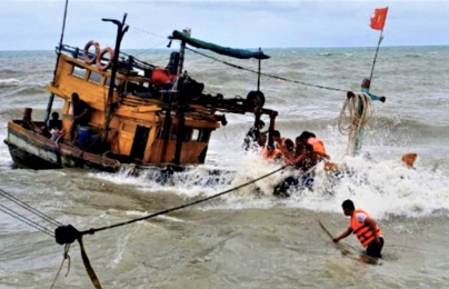 Tàu đánh cá bị sóng đánh chìm khi đang trên đường vào đảo tránh bão